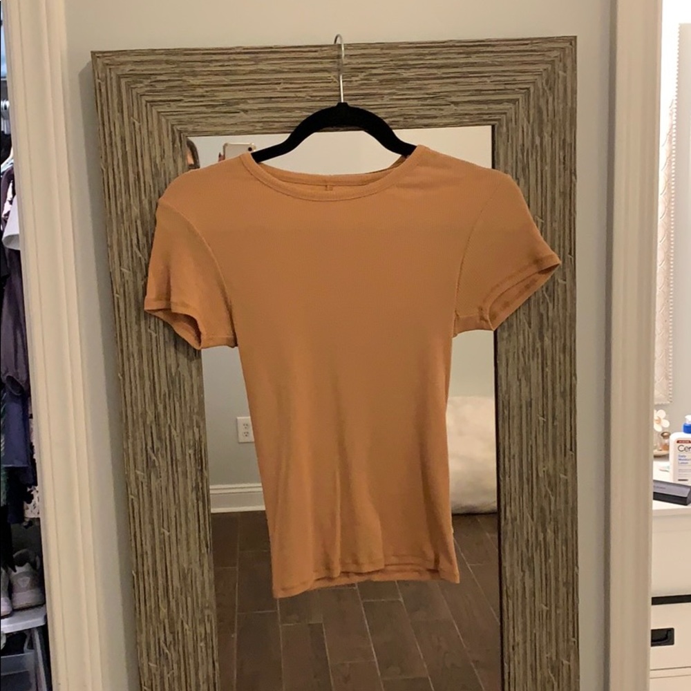TAN/GOLDISH FITTED TEE